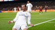 Hráč Realu Madrid Gareth Bale oslavuje druhý gól do siete FC Barcelona počas El Clásico.