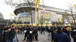 Fanúšikovia a policajti pred štadiónom Borussie Dortmund.