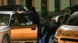 Hliadkujúci policajti vo Viedni po teroristickom útoku.