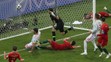 Španielsky hráč Diego Costa (druhý zľava) strieľa druhý gól v zápase proti Portugalsku.