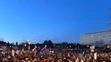 Protestujúci zaplnili námestie s transparentami a vlajkami