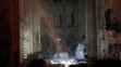 Na snímke plamene šľahajú zo strechy Katedrály Notre-Dame.