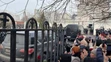 Pohrebný voz priváža rakvu s Navaľného telom do chrámu v Moskve.