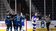 Hokejisti Fínska oslavujú gól proti SR na MS juniorov.
