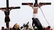 Ukrižovanie na Filipínach podľa vzoru Ježiša Krista. 