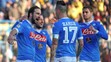 Gonzalo Higuain (SSC Neapol) sa teší po strelení gólu so spoluhráčmi, vrátane Marka Hamšíka.