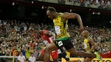 Usain Bolt víťazi vo finále na 100 m na MS v atletike o sekundu pred Justinom Gatlinom (USA) v červenom drese.