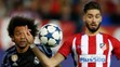 Vpravo hráč Yannick Carrasco (Atletico) v súboji o loptu Marcelom (Real).