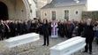 Nosiči vypúšťajú holubice počas pohrebu dvoch sestrier Marion a Anny Petardových vo francúzskom meste Blois.