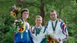 Anastasia Kuzminová ukazuje na stupni víťazov zlatú medailu po triumfe v šprinte na 7,5 km trati v biatlone žien na ZOH 2010 vo 