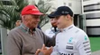 Jazdec F1 Ayrton Senna drží nad hlavou veniec pre víťaza po triumfe na pretekoch v Norimbergu, vľavo Niki Lauda (13. mája 1984).
