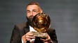 Francúzsky futbalista a hráč tímu Real Madrid Karim Benzema sa stal víťazom Zlatej lopty 2022.