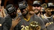 Dojatý LeBron James s trofej pre šampiónov NBA.