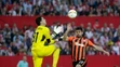 Eduardo (napravo) z Donecku v súboji s brankárom Seville Soriom v odvetnom dueli semifinále EL.
