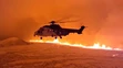 Na snímke z videa islandskej pobrežnej stráže láva tečie z kopca neďaleko obce Grindavík na islandskom polostrove Reykjanes.