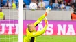 Brankár Adrián Chovan (Slovan) v penaltovom rozstrele v odvete play off Európskej konferenčnej ligy proti Mostaru.