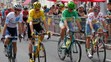 Víťazi jednotlivých súťaží Tdf 2016. Zľava Adam Yates v bielom drese pre najlepšieho jazdca do 25 rokov, Chris Froome v žltom pr