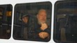 Julian Assange gestikuluje počas príchodu na súd po zatknutí v Londýne.