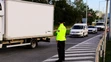 Policajti usmerňujú dopravu na križovatkách pred Banskou Bystricou.