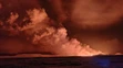 Láva tečie po erupcii sopky, ku ktorej došlo na polostrove Reykjanes na juhozápade Islandu.