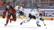 Na snímke zľava Christian Michalčin (Banská Bystrica) a Teeme Pulkkinen (Poprad) .