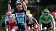 Mark Cavendish sa teší z víťazstva na 7. etape na TdF z Livarotu do Fougeres. 