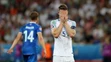 Obranca Anglicka Gary Cahill si zakrýva tvár po osemfinálovom vypadnutí na ME s Islandom.