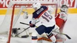 Clayton Keller (vľavo) z USA strieľa gól Dánom na MS 2017.