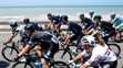 Christopher Froome (v strede) a Vincenzo Nibali (vzadu vpravo) počas 6. etapy na TdF.