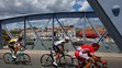 Cyklisti prechádzajú cez most poča 12. etapy Tour de France