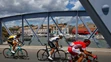 Cyklisti prechádzajú cez most poča 12. etapy Tour de France