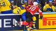 Zľava Švéd John Klingberg a Švajčiar Philipp Kurashev v dueli na MS 2019.