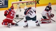 V súboji pri bránke ruský kanonier Artemij Panarin strieľa gól brankárovi USA Keithovi Kinkaidovi cez hráča USA Bradyho Skjeia v