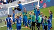 Taliansky brankár Gianluigi Buffon visí na bráne po výhre 2:0 v osemfinále ME proti Španielsku.