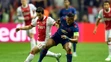 Kapitán ManUtd Luis Antonio Valencia (vpravo) súperí vo finále EL o loptu s Aminom Younesom z Ajaxu.