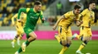Zľava v súboji o loptu Adrián Kaprálik (Žilina) a Mateus Brunetti Valor (Dunajská Streda) v zápase 3. kola skupiny o titul.