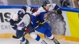 Patrik Svitana (vpravo) a francúzsky útočník Damien Fleury bojujú o puk v zápase na MS 2018.