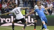 Nemec Thomas Müller (vľavo) a v popredí Milan Škriniar v dueli na ME.