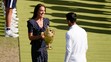 Kate, vojvodkyňa z Cambridgeu odovzdáva srbskému tenistovi Novakovi Djokovičovi trofej po jeho výhre vo finále Wimbledonu.