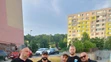 Partia mužov zo sídliska pomohla páru bez domova.