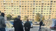 Obvinený policajt v putách.