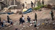 Migranti prenikajú z Maroka do španielskej enklávy Ceuta v severnej Afrike  