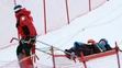 Shiffrinová v opatere záchranárskych jednotiek.