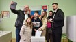 Richard Sulík vhadzuje hlasovací lístok spolu s rodinou počas volieb do NRSR (29.2.2020)