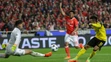 Pierre-Emerick Aubameyang z Dortmundu sa snaží prekonať gólmana Benficy Edersona v osemfinále LM.