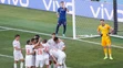 Radosť Španielom po piatom góle, ktorý si do vlastnej brány strelil Kucka.