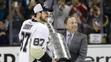 Kapitán Sidney Crosby si preberá Stanley cup z rúk šéfa NHL Garyho Bettmana.