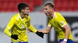 Zľava Brain Peňa Perez (MFK Zemplín Michalovce) oslavuje gól so spoluhráčom Matejom Trusom v zápase Fortuna ligy v Trenčíne.