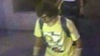 Polícia hľadá muža v žltom tričku.