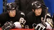 Kapitán tímu Pittsburgh Penguins Mario Lemieux (vpravo) a spoluhráč Sidney Crosby (29. novembra 2005.)